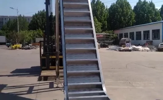 Монтаж пластинчатых транспортеров
